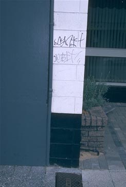 085